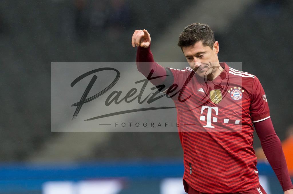 BSCFCB20220123_067 | Fussball, Herren: Robert Lewandowski (FC Bayern Muenchen) gestikuliert, Gestik bei dem Spiel der 1. Bundesliga zwischen Hertha BSC und FC Bayern Muenchen im Olypiastadion am 23.01.2022 in Berlin, Deutschland.DFB / DFL REGULATIONS PROHIBIT ANY USE OF PHOTOGRAPHS AS IMAGE SEQUENCES AND/OR QUASI-VIDEO. - Realisiert mit Pictrs.com