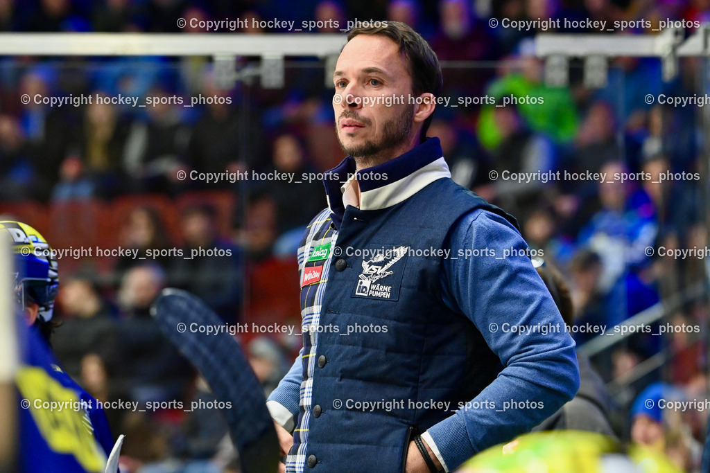 EC IDM WÄRMEPUMPEN VSV vs. Steinbach Black Wings Linz | Marco Pewal Assistant Coach EC VSV, EC IDM WÄRMEPUMPEN VSV vs. Steinbach Black Wings Linz, EC IDM WÄRMEPUMPEN VSV vs. Steinbach Black Wings Linz am 28.11.2025 in Villach (Stadthalle Villach), Austria, (Photo by Bernd Stefan)