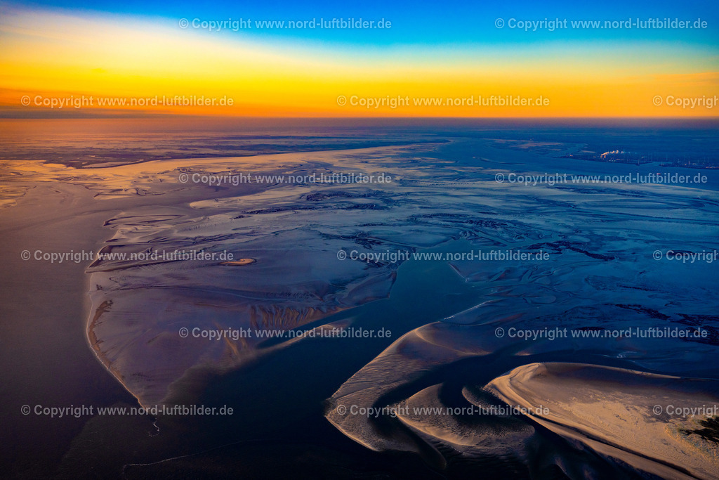 Wattenmeer_Emsmündung_ELS_5750190523 | BORKUM 19.05.2023 Uferbereiche entlang der Fluß- Mündung der Ems in die Nordsee im Sonnenaufgang vor Borkum im Bundesland Niedersachsen, Deutschland. // Shore areas along the river mouth of the Ems into the North Sea at sunrise in front of Borkum in the state of Lower Saxony, Germany. Foto: Martin Elsen
