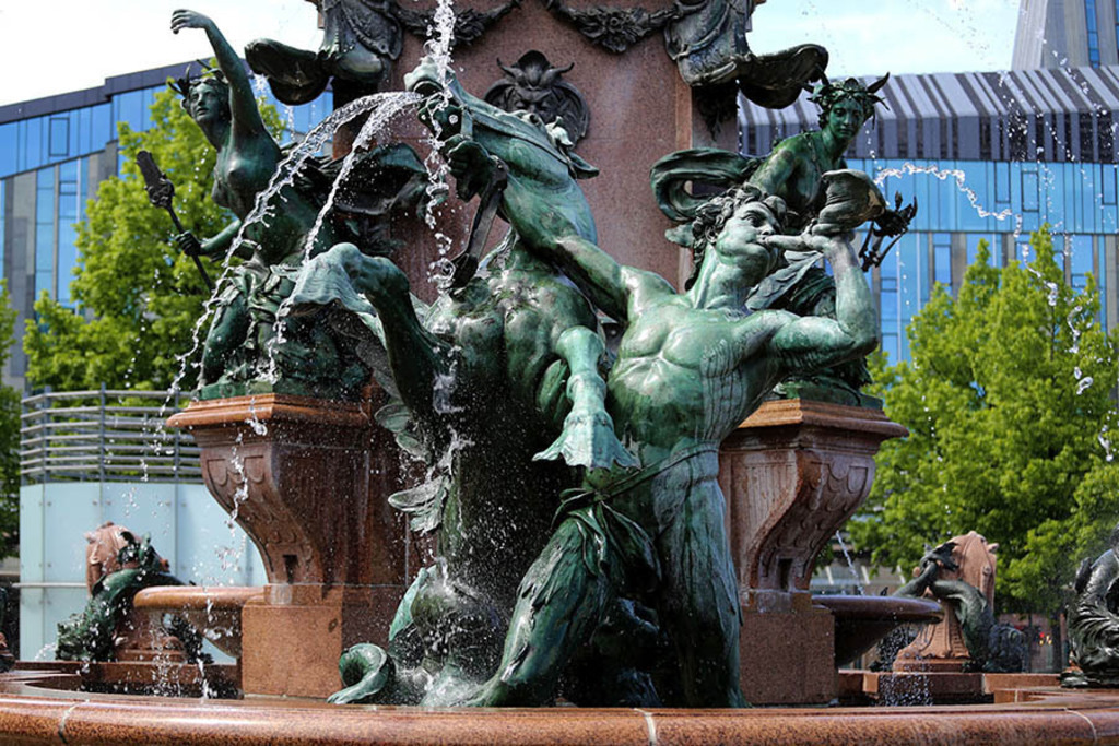 Mendebrunnen - Fabelwesen | Entdecke über 20 Kategorien Leipzig-Motive: Foto-Downloads, hochwertige Poster, Leinwand- & Fine-Art-Prints. Jetzt Lieblingsfoto im Bildlexikon Leipzig Shop bestellen!
