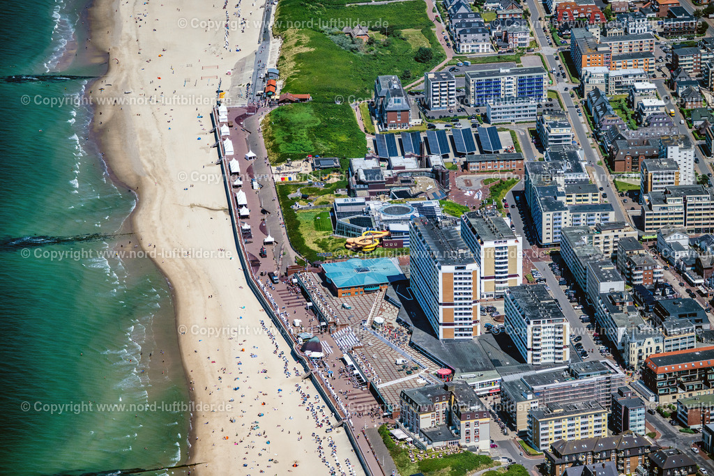 Sylt_Westerland_Strand_Neüs_Kurhaus_ELS_0632210625 | SYLT 13.08.2025 Hochhaus- Gebäude der Hotelanlage und des Congress Centrum am Sandstrand an der Friedrichstraße in Sylt Nordsee - Insel im Bundesland Schleswig-Holstein, Deutschland. Weiterführende Informationen bei: Hotel Roth, Hayo Feikes & Co.,  Insel Sylt Tourismus-Service GmbH. // High-rise building of the hotel complex and the Congress Center on the sandy beach at Friedrichstrasse in Sylt, North Sea island in the federal state of Schleswig-Holstein, Germany. Further information at: Hotel Roth, Hayo Feikes & Co.,  Insel Sylt Tourismus-Service GmbH. Foto: Martin Elsen