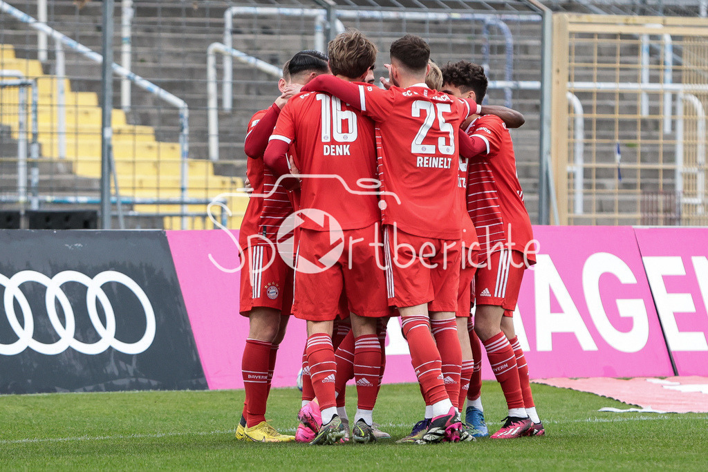 FC Bayern Amateure - SpVgg Hankofen-Hailing | Jubel der BAyern Amateure nach dem Treffer zum 1-0 / Torjubel / Tor