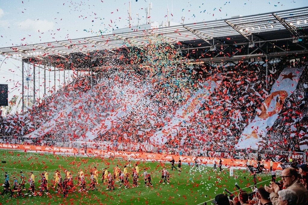 FCP08682 | Der offizielle Shop für FC St. Pauli Fotos. Wähle aus Spielszenen & Fanmomenten dein FCSP Wunschformat. Wir liefern Millerntor-Atmosphäre.