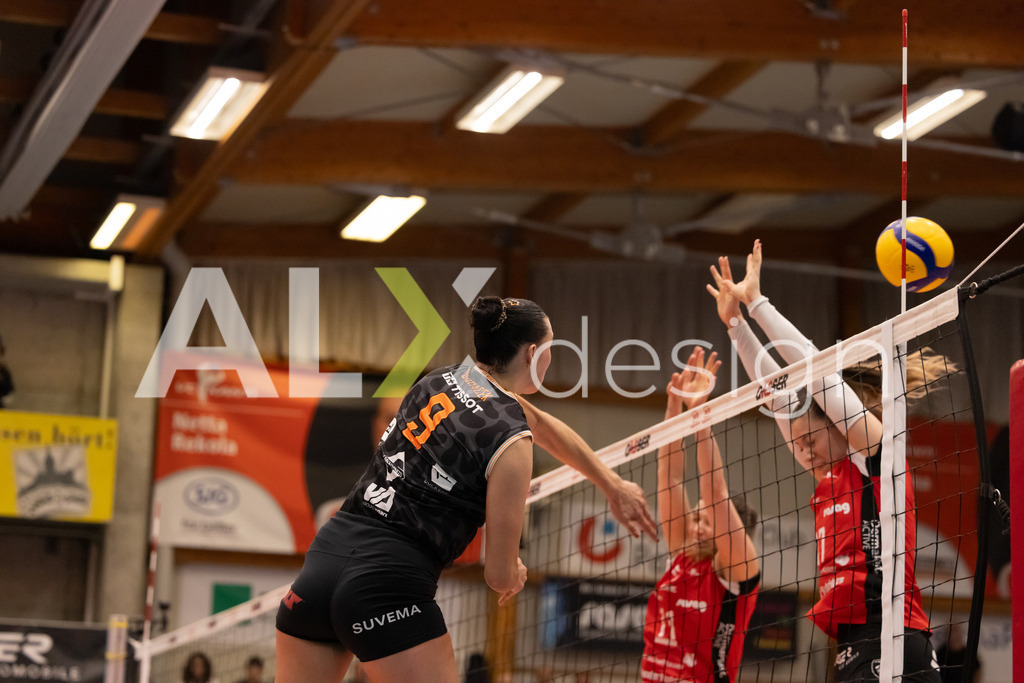 Volleyball I Frauen I Saison 2025-2026 I Volleyball NLA | Women I  Playoffs Finals 2/5 I  VC Kanti Schaffhausen - viteos NUC I  10.04.2026 | 9 Maia Dvoracek (USA) (Viteos NUC) – Diagonal - Realisiert mit Pictrs.com