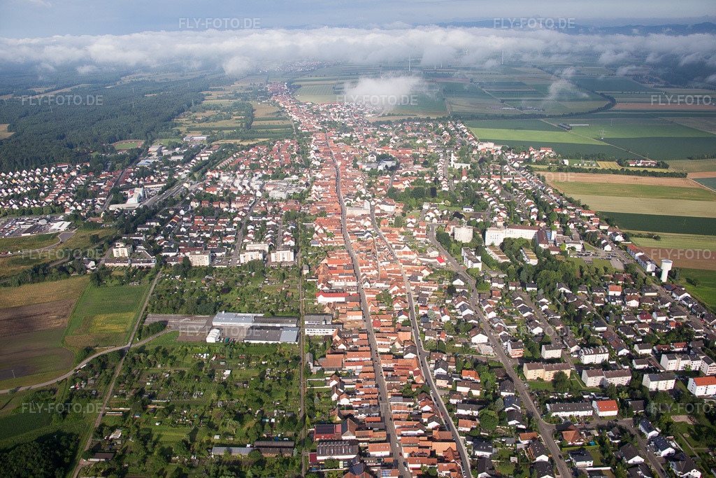 Luftbild: Ortsansicht der langen Rhein-, Haupt und Saarstraße durch Deutschland in Kandel im Bundesland Rheinland-Pfalz in Deutschland. Foto: IMG_090024.jpg vom 26.06.2016 durch Werner Riehm/FLY-FOTO.de