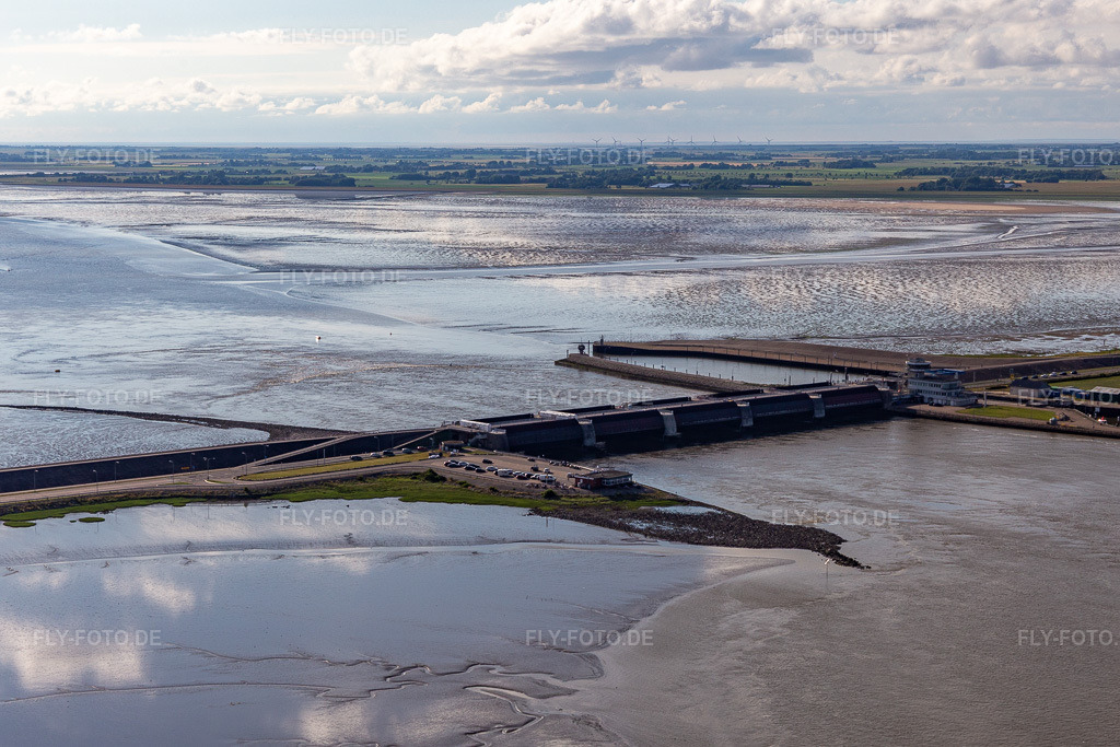 Luftbild: Sperrwerk- Schleusenanlagen Eider-Sperrwerk der WSV Wasser- und Schifffahrtsverwaltung des Bundes in Wesselburenerkoog. im Ortsteil Kating in Tönning im Bundesland Schleswig-Holstein in Deutschland. Foto: IMG_0007178.jpg vom 10.07.2021 durch Werner Riehm/FLY-FOTO.de