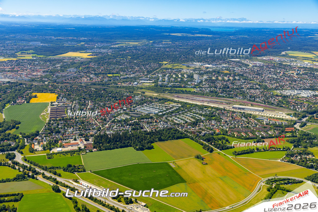 Aktuelles Luftbild von Obermenzing München - Die Luftaufnahme wurde 2022 mittels UL-Flugzeug erstellt ( keine Drohne ) - hochauflösende Kamera-Systeme von  Canon -Beste Qualität - Für grossformatige Ausdrucke geeignet. Die Geschenkidee !