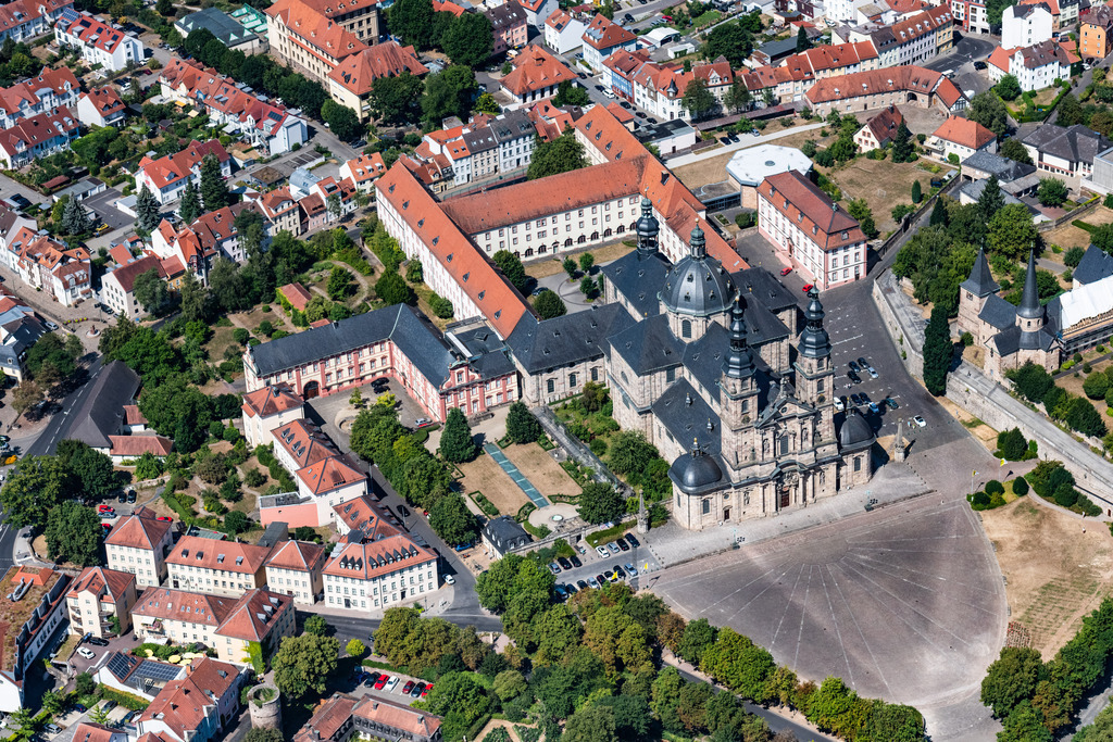 dr__0015565.jpg | FULDA 03.08.2018 Kirchengebäude des Domes in der Altstadt in Fulda im Bundesland Hessen, Deutschland. // Church building of the cathedral in the old town in Fulda in the state Hesse, Germany. Foto: Daniel Reiter