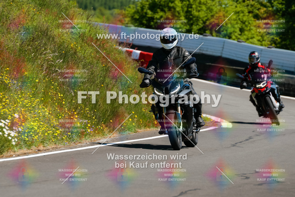 Moto-TeamOBK-22216 | Hier findet Ihr Bilder von Touristenfahrten auf der Nürburgring Nordschleife oder von anderen Veranstaltungen die ich besucht habe. Viel Spass beim Durch Schauen 