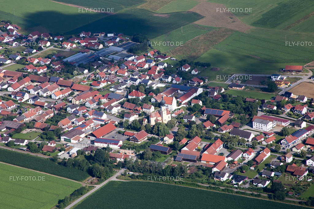 Ortsansicht der Straßen und Häuser der Wohngebiete unter Wolken | Luftbild: Ortsansicht der Straßen und Häuser der Wohngebiete unter Wolken in Geiselhöring im Bundesland Bayern in Deutschland. Foto: IMG_090564.jpg vom 03.07.2016 durch Werner Riehm/FLY-FOTO.de - Realisiert mit Pictrs.com