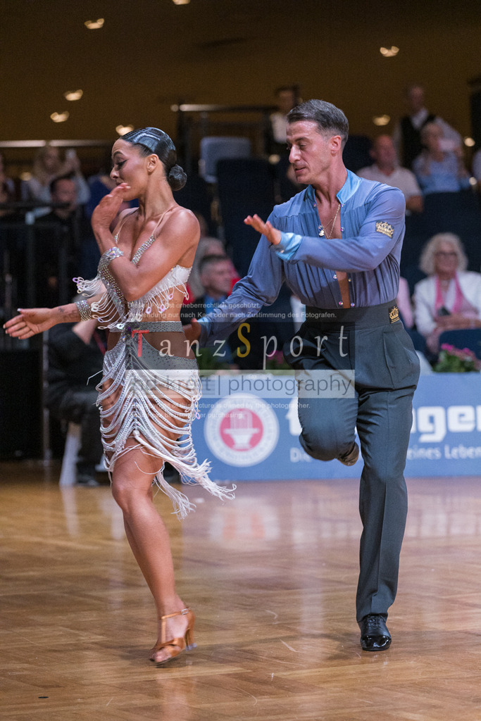 20250819_WDSF-SGP-Latin_1663 | Tanzsportbilder, Standardtanz, Lateintanz, WDSF, DTV, LTVB, dancecomp, goc, hessen tanzt, blaues band der spree, walzer, tango, wiener walzer, slowfox, quickstepp, samba, rumba, cha-cha-cha, paso doble. jive, hd-kroft photography, turniertanzsport