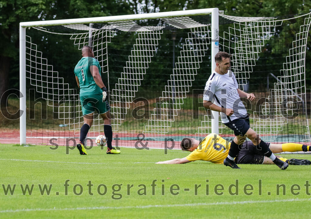 2023-07-23_041_SV_Anzing_gegen_SC_Kirchasch | Anzing, Deutschland, 23.07.2023:
Fußball, Kreisliga 2023 / 2024, Testspiel, SV Anzing gegen SC Kirchasch, Endergebnis: 5:1

Torwart Sven Kouame (SC Kirchasch, #1), Granit Lezi (SV Anzing, #18), Markus Zollner (SC Kirchasch, #9)

Foto: Christian Riedel / fotografie-riedel.net