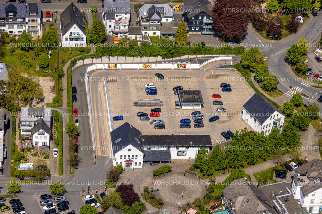 Schmallenberg240505418 | Luftbild, HIT Supermarkt Parkdeck, PKW Parkplatz, Schmallenberg, Sauerland, Nordrhein-Westfalen, Deutschland
