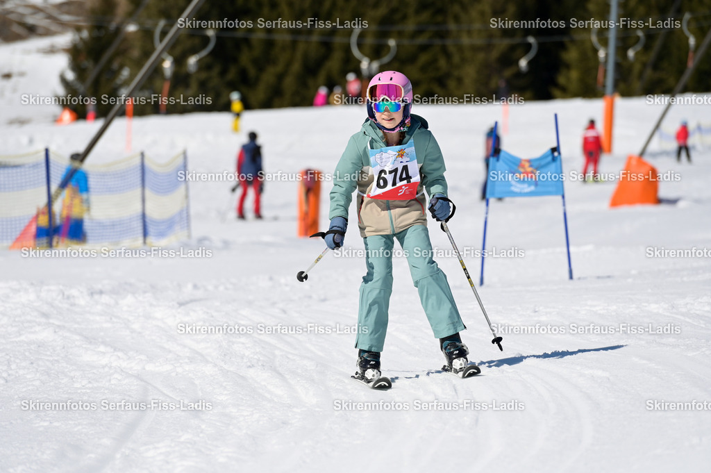 SRF_27.02.2026_797 | Skirennfotos,Serfaus,Fiss,Ladis,Kinderskirennen,Winter,Tirol,Oberland,skirace,SFL,feelfree,weil wir's genießen,ski,Ski,skifahren,Sonnenplateau, - Realisiert mit Pictrs.com