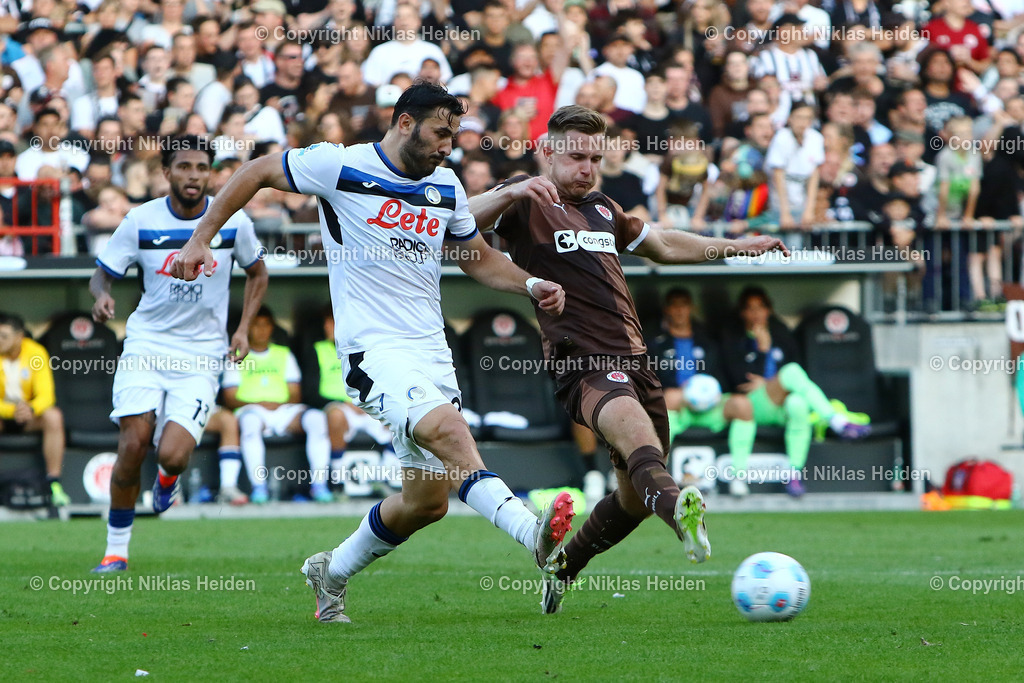 NH_FCStPauli_AtalantaBergamo_Testspiel_09082024 | #11 Johannes Eggestein (FC St. Pauli), #23 Sead Kolasinac (Atalanta Bergamo)Fußball I Herren I Testspiel I Saison 2024-2025 I FC St. Pauli - Atalanta Bergamo I 09.08.2024 I Millerntorstadion