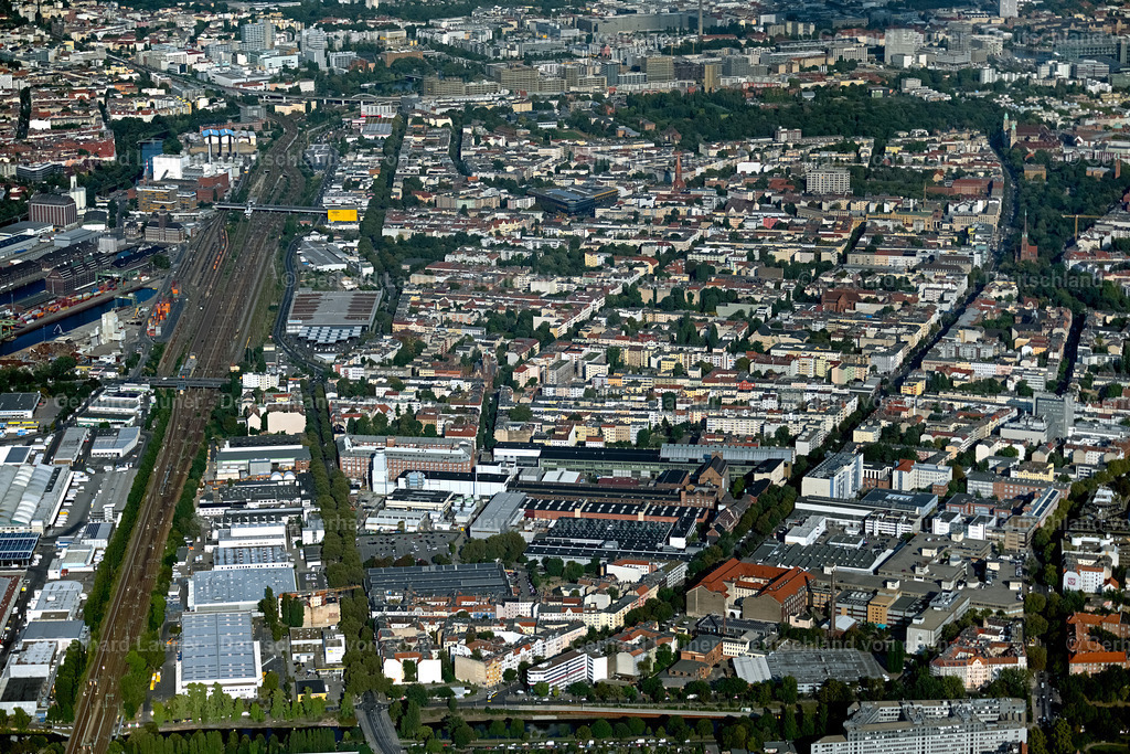 4062440 | BERLIN 08.09.2021 Stadtansicht des Innenstadtbereiches mit dem Berliner Westhafen, den Hallen des Berliner Großmarkt und den Gebäuden der Siemens Energy AG Gasturbinenwerk Berlin in Berlin, Deutschland. Weiterführende Informationen bei: BEHALA - Berliner Hafen- und Lagerhausgesellschaft mbH. // City view on down town with dem Berliner Westhafen, den Hallen of Berliner Grossmarkt and den Gebaeuden of Siemens Energy AG Gasturbinenwerk Berlin in Berlin, Germany. Further information at: BEHALA - Berliner Hafen- und Lagerhausgesellschaft mbH. Foto: Gerhard Launer