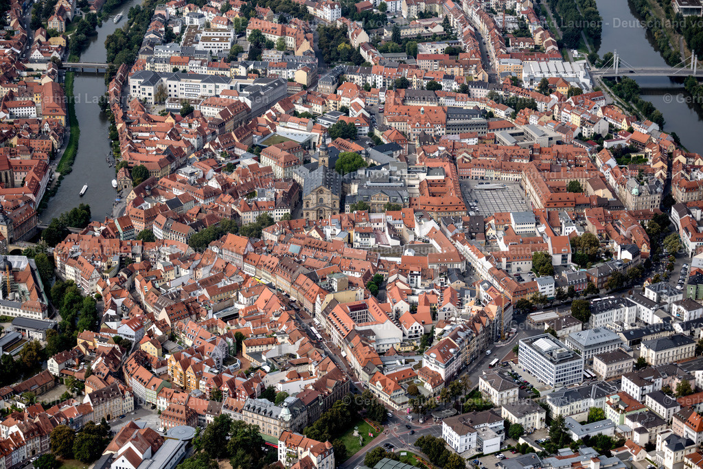 4060149 | BAMBERG 07.09.2021 Altstadtbereich und Innenstadtzentrum von Bamberg im Bundesland Bayern, Deutschland. // Ensemble space  with cathedral and new residence in the inner city center in Bamberg in the state Bavaria, Germany. Foto: Gerhard Launer