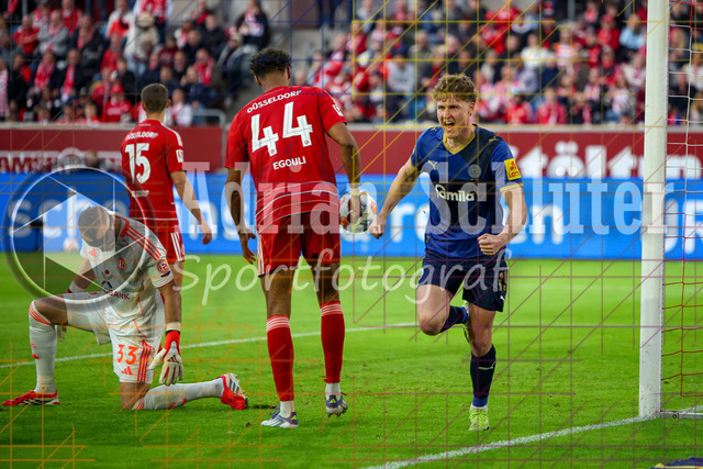 10.04.2026, GER, Fussball, Herren, 2. BL, Saison 2025/2026, Fortuna Düsseldorf - Holstein Kiel | Phil Harres (Kiel) Torjubel, jubelt mit seiner Mannschaft nach dem Treffer zum 0:1 