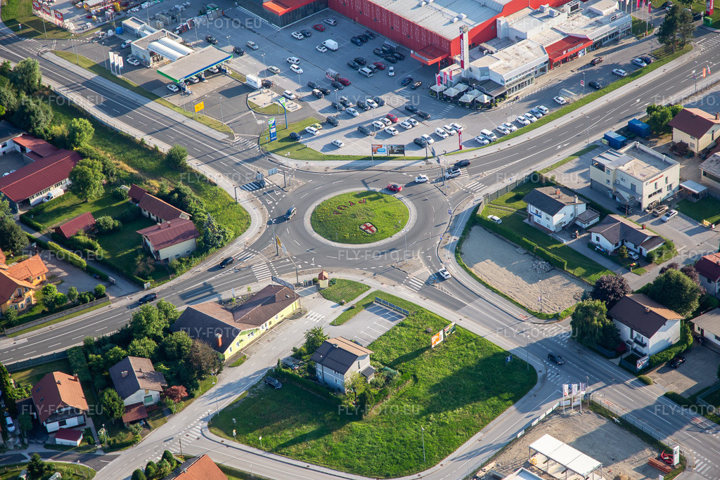 Vue aérienne: Rond-point orné des armoiries de la ville à Ptuj dans le département Slovénie, Slovénie. Photo: IMG_137305.jpg prise le 08/07/2023 par Werner Riehm/FLY-FOTO.eu – Résolution de l'original: 5472 x 3648 px