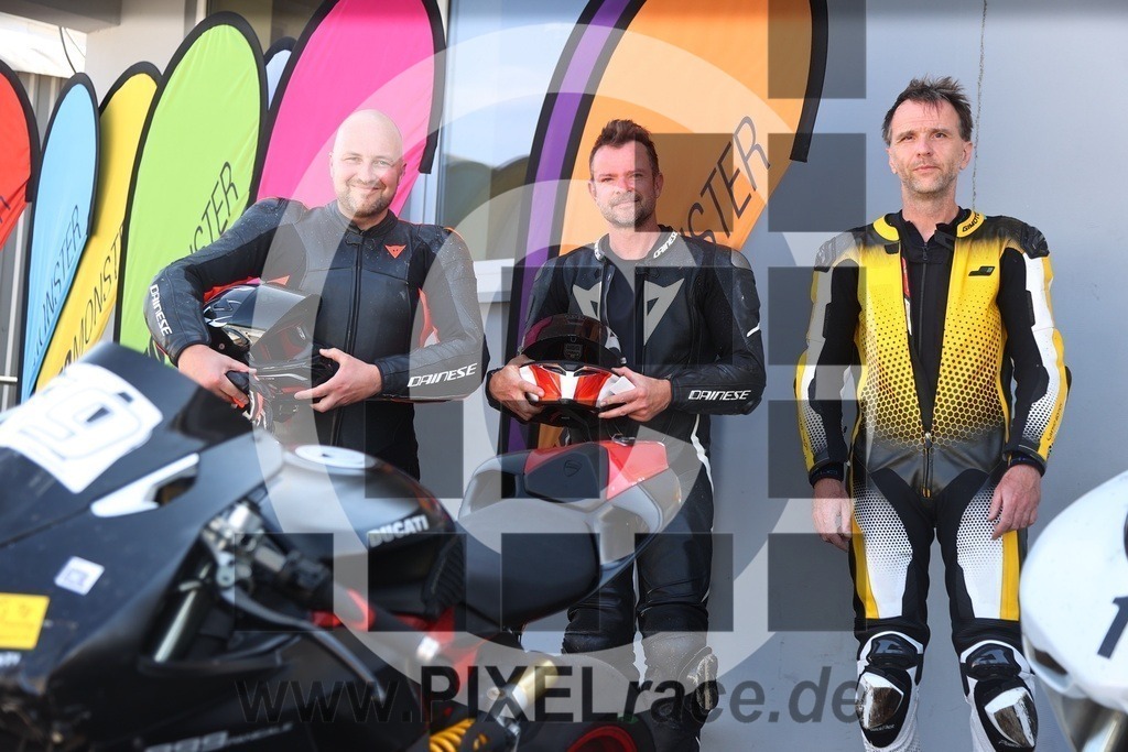 teams-20240905_04769 | Schöne Erinnerungen an spannende Momente - das festzuhalten ist unser Job. PIXELrace.de ist seit 2003 auf den Rennstrecken Europas unterwegs um die Action draußen beim Fahren und die wunderbare Stimmung imm Fahrerlager für euch einzufangen.