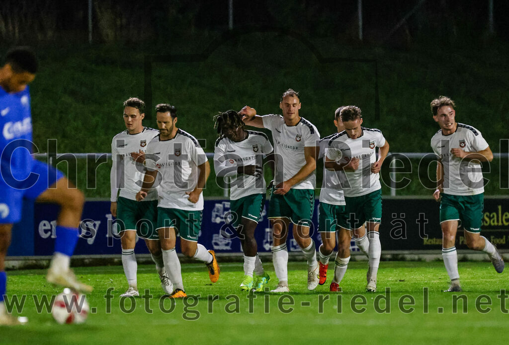 2023-10-13_046_FC_Schwaig_gegen_TSV_Ampfing | Oberding, Deutschland, 13.10.2023:
Fußball, Landesliga Südost 2023 / 2024, 16. Spieltag, FC Schwaig gegen TSV Ampfing, Endergebnis: 3:2

Jubel nach dem 1:0 durch Simon Georgakos (FC Schwaig, #26), Mirza Idrizovic (FC Schwaig, #25), Bilal Ibrahim (FC Schwaig, #6), Markus Straßer (FC Schwaig, #11), Leon Roth (FC Schwaig, #21), Simon Georgakos (FC Schwaig, #26)

Foto: Christian Riedel / fotografie-riedel.net