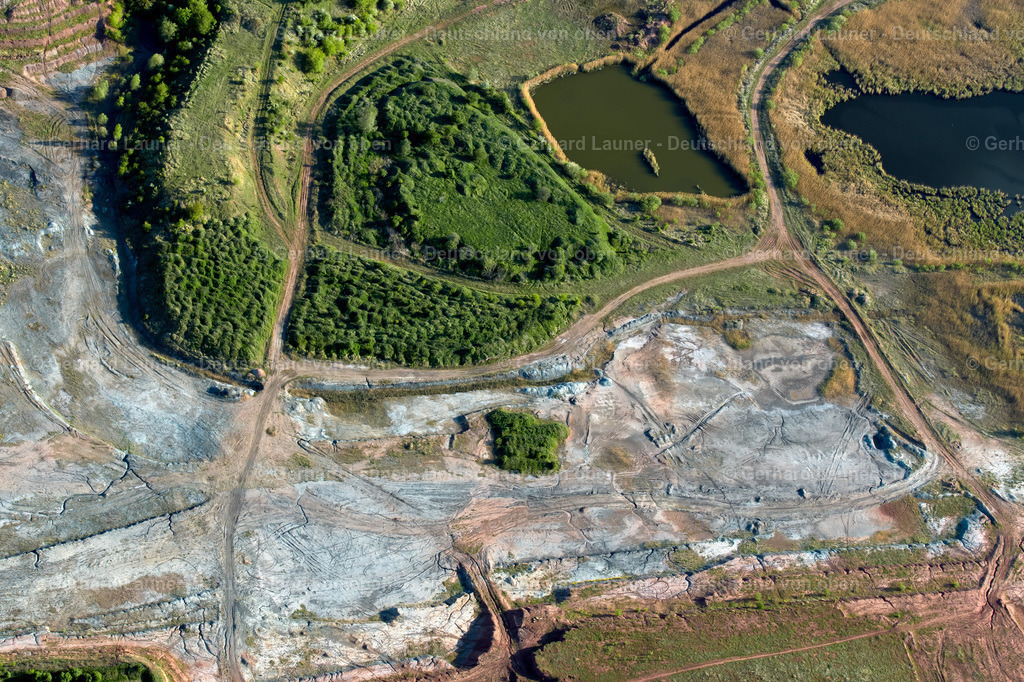 4026077 | ERFURT 06.05.2020 Uferbereiche der Teichanlagen zur Fischzucht im Ortsteil Hohenwinden in Erfurt im Bundesland Thüringen, Deutschland. // Shore areas of the ponds for fish farming in the district Hohenwinden in Erfurt in the state Thuringia, Germany. Foto: Gerhard Launer
