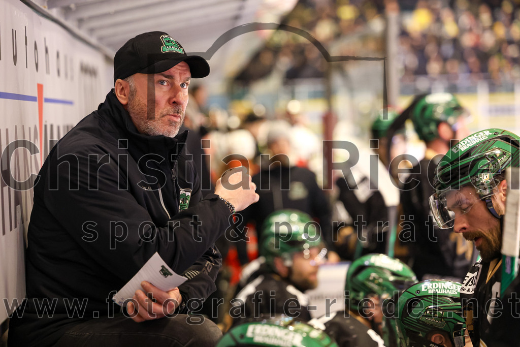 2024-03-01_082_TSV_Erding_gegen_ERSC_Amberg | Erding, Deutschland, 01.03.2024:
Eishockey, Bayernliga Playoffs 2023 / 2024, 5. Spieltag, TSV Erding gegen ERSC Amberg, Endergebnis: 9:0

Teamchef Thomas Daffner (Erding Gladiators)

Foto: Christian Riedel / fotografie-riedel.net