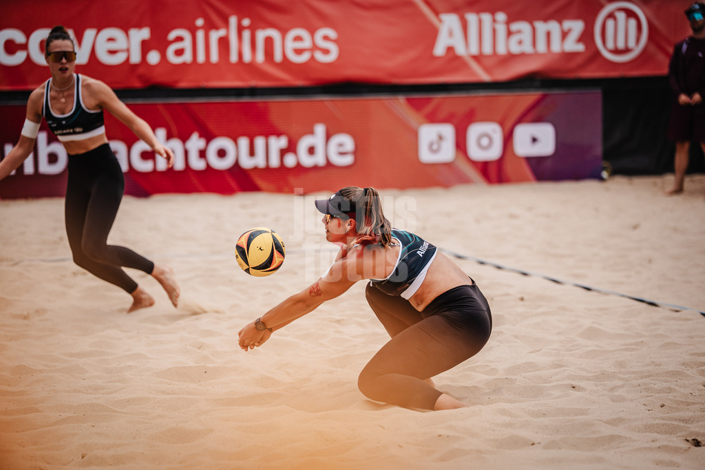 Beachvolleyball | Frauen | Allianz German Beach Tour 2025 | Tourstop Berlin | 22.08.2025 | Leonie Klinke nimmt den Ball an