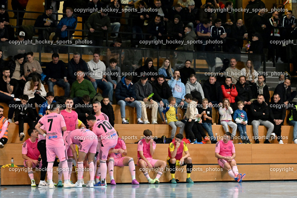 Carinthia Flamengo Futsal Club vs. Futsal Klagenfurt | Spielerbank Carinthia Flamengo, Besucher Ballspielhalle Viktring, Carinthia Flamengo Futsal Club vs. Futsal Klagenfurt, Carinthia Flamengo Futsal Club vs. Futsal Klagenfurt am 01.12.2024 in Klagenfurt (Ballspielhalle Viktring), Austria, (Photo by Bernd Stefan)