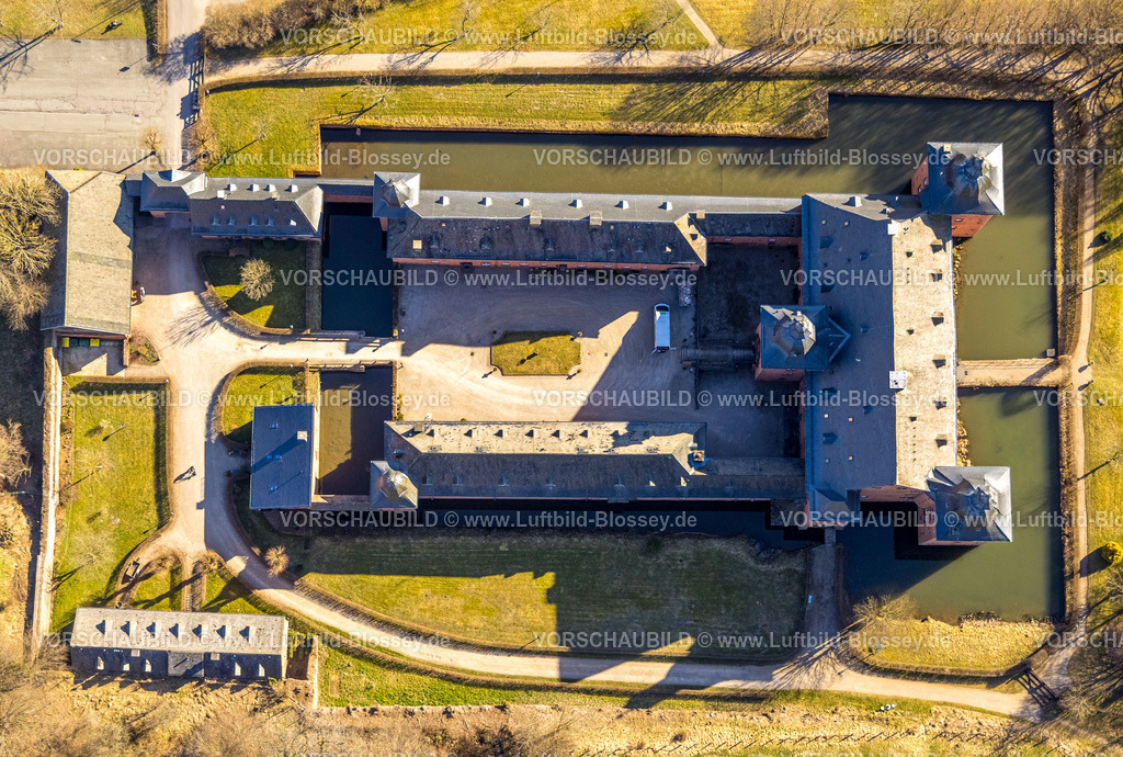 Kirchhundem250308830Oberhundem | Luftbild, Adolphsburg, auch Schloss Adolfsburg, Wasserschloss im Hundemtal, Senkrechtaufnahme, Oberhundem, Kirchhundem, Sauerland, Nordrhein-Westfalen, Deutschland