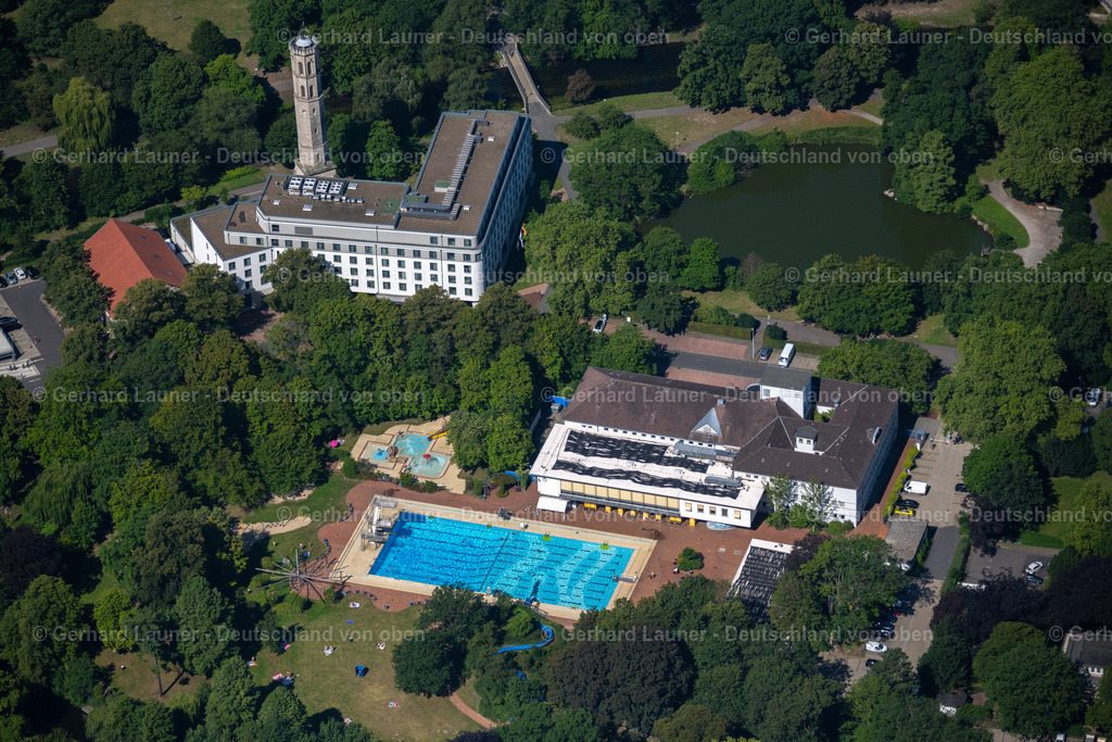 4035500 | BRAUNSCHWEIG 31.07.2020 Schwimmbecken des Freibades Bürgerbadepark und das Hallenbad an der Nimes-Straße in Braunschweig im Bundesland Niedersachsen, Deutschland. Weiterführende Informationen bei: Stadtbad Braunschweig Sport und Freizeit GmbH. // Swimming pool of the open-air swimming pool Buergerbadepark and the indoor swimming pool on street Nimes-Strasse in Braunschweig in the federal state of Lower Saxony, Germany. Further information at: Stadtbad Braunschweig Sport und Freizeit GmbH. Foto: Gerhard Launer