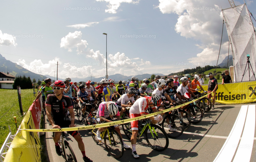 656_20230817_Bewerb_Maenner_Muehlanger | AUT - OESTERREICH, 2023-08-16: SPORT RENNRAD-FAHREN - 55. INTERNATIONALER RADWELTPOKAL IN ST. JOHANN IN TIROL  - Vintage-Radrennen mit WM-Bronze-Medaillen-Siegerin Christina Schweinberger, den Teilnehmer und Alexander Baumann (vom Orginastions-Team) - TAG 2 BEWERB MAENNER IN SECHS GRUPPEN  - FEATURE RENNEN/START ; Foto: Roland Muehlanger
