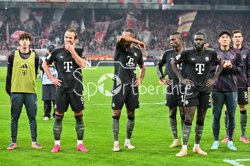 1. FC Union Berlin - FC Bayern München | BERLIN, DEUTSCHLAND - 8. NOVEMBER: nach der Partie bedanken sich die Spieler des FCB bei den mitgereisten Fans - Harry KANE (FC Bayern Munich 9), Jonathan TAH (FC Bayern Munich 4), Nicolas JACKSON (FC Bayern Munich 11), Dayot UPAMECANO (FC Bayern Munich 2), Minjae KIM (FC Bayern Munich 3), Leon GORETZKA (FC Bayern Munich 8) - während dem Bundesligamatch zwischen dem 1. FC Union Berlin und dem FC Bayern München am 10. Spieltag im Stadion an der alten Försterei am 8. November 2025 in Berlin, Germany / DFL REGULATIONS PROHIBIT ANY USE OF PHOTOGRAPHS AS IMAGE SEQUENCES AND/OR QUASI-VIDEO