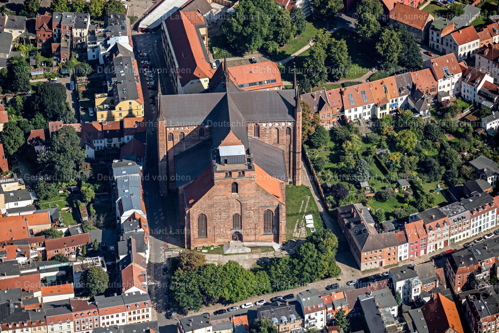 4062200 | WISMAR 08.09.2021 Kirchengebäude der St. Georgenkirche in Wismar im Bundesland Mecklenburg-Vorpommern, Deutschland. // Church building St. Georgenkirche in Wismar in the state Mecklenburg - Western Pomerania, Germany. Foto: Gerhard Launer