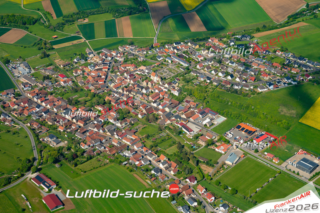 Das Luftbild zeigt : Schwebenried Arnstein - Die Luftaufnahme wurde 2024 vom UL-Flugzeug aus erstellt ( keine Drohne ) - Hochauflösende Luftaufnahme - Für grossformatige Ausdrucke geeignet. Die Geschenkidee !Mit Lizenz und Bildrechte bestellbar