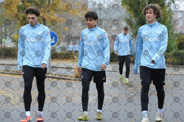 RGE_7980 | Hertha BSC, 2.Bundesliga, Herren, Saison 2025/26, Training, im Bild von li. Selim Telib ( Hertha BSC ), Eliyas Strasner ( Hertha BSC ),  Soufian Gouram ( Hertha BSC ),  Fotograf:   Ralf Gebhardt,  - Realisiert mit Pictrs.com