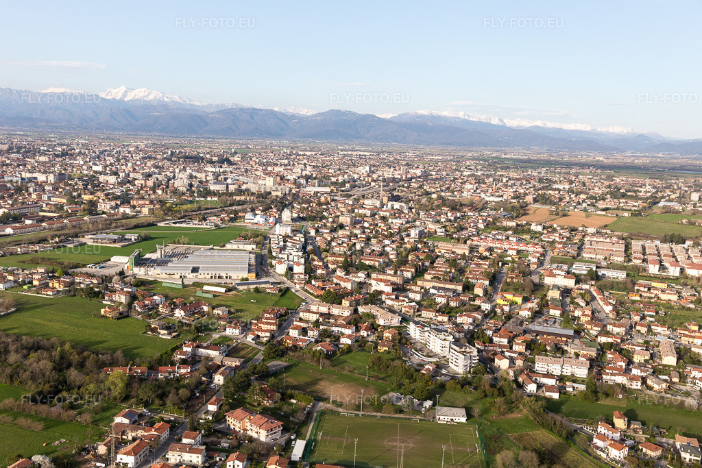 Vue aérienne: Vue de la ville à Basaldella dans le département Frioul-Vénétie Julienne, Italie. Photo: IMG_105782.jpg prise le 08/04/2018 par Werner Riehm/FLY-FOTO.eu – Résolution de l'original: 5472 x 3648 px