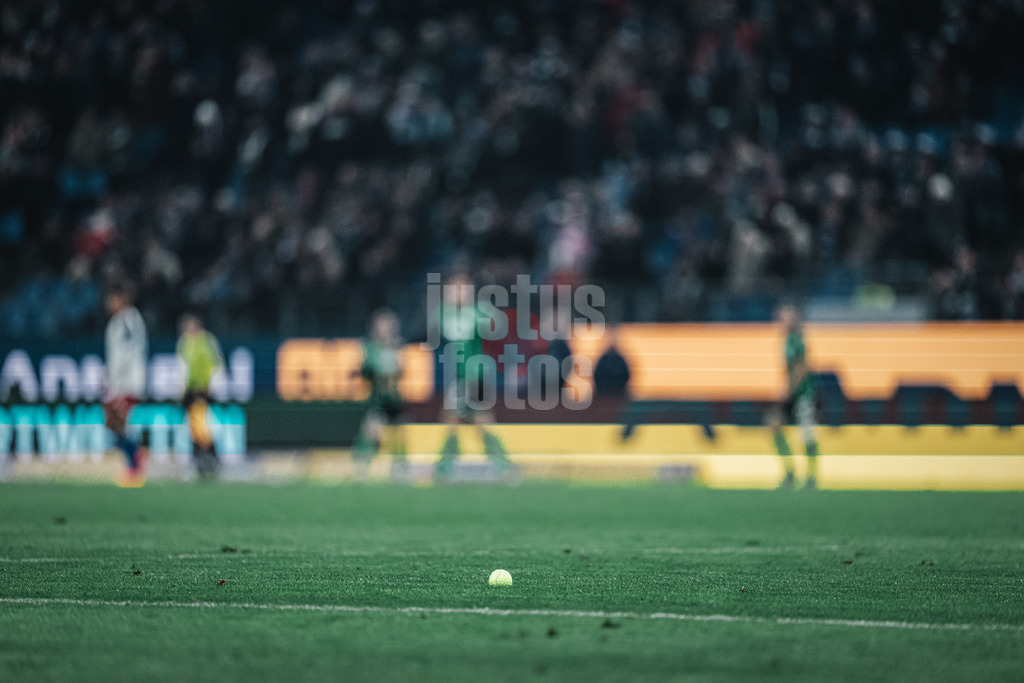 Fußball | Männer | Saison 2023/2024 | 2. Fußball-Bundesliga | 21. Spieltag | Hamburger SV vs. Hannover 96 | 09.02.2024 | Ein Tennisball auf dem Rasen