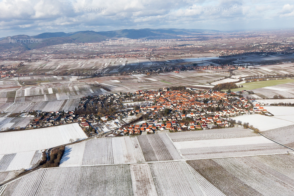 Luftbild: Dorfansicht aus Süden im Winter bei Schnee im Ortsteil Mörzheim in Landau im Bundesland Rheinland-Pfalz in Deutschland. Foto: IMG_096176.jpg vom 15.01.2017 durch Werner Riehm/FLY-FOTO.de