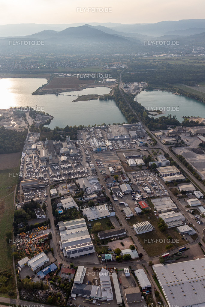 Industrie- und Gewerbegebiet Ost am Kühlsee mit ELMAKO GmbH & Co. KG, Kronimus AG Betonsteinwerk, IKE Iffezheimer Kies- und Edelsplittwerk Max Kern GmbH & Co. KG,BKG Transportbeton GmbH + Co. KG und SWA Südwest Asphalt GmbH & Co. KG | Luftbild: Industrie- und Gewerbegebiet Ost am Kühlsee mit ELMAKO GmbH & Co. KG, Kronimus AG Betonsteinwerk, IKE Iffezheimer Kies- und Edelsplittwerk Max Kern GmbH & Co. KG,BKG Transportbeton GmbH + Co. KG und SWA Südwest Asphalt GmbH & Co. KG in Iffezheim im Bundesland Baden-Württemberg in Deutschland. Foto: IMG_008774.jpg vom 20.09.2020 durch Werner Riehm/FLY-FOTO.de - Realisiert mit Pictrs.com