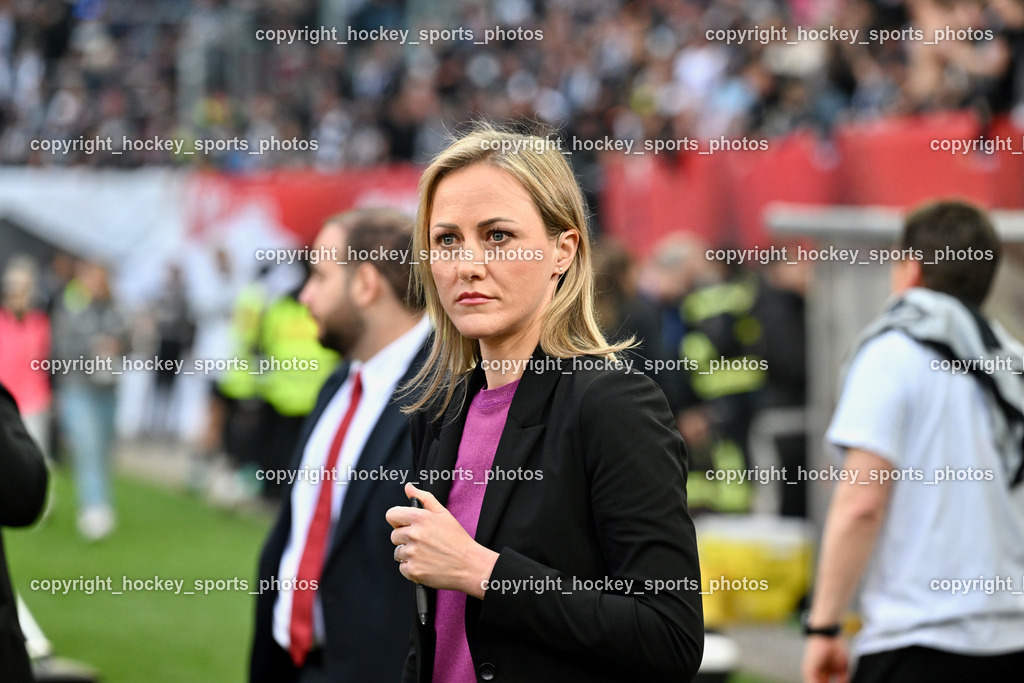 SK Puntigamer Sturm vs. SK Rapid Wien Siegerehrung, Impressionen | ORF Sport Moderatorin Alina Zellhofer, SK Puntigamer Sturm vs. SK Rapid Wien Siegerehrung, Impressionen, SK Puntigamer Sturm vs. SK Rapid Wien Siegerehrung, Impressionen am 01.05.2024 in Klagenfurt (Wörthersee Stadion ), Austria, (Photo by Bernd Stefan)