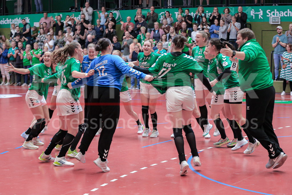 Handball, 2. Bundesliga Frauen, SV Werder Bremen - ESV 1927 Regensburg | v.li.: Spielerinnen des SV Werder Bremen jubeln über den Sieg, Freude über das gewonnene Spiel, Jubel, Lachen