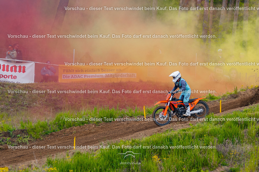 20260517_Templin-6435 | Sportfotografin aus Berlin-Brandenburg mit Fokus auf Motocross. Ich halte deine sportliche Leistung und echte Emotionen auf und neben der Strecke professionell fest. Entdecke die Fotos von deinem Rennen und bestelle sie direkt hier im Shop.