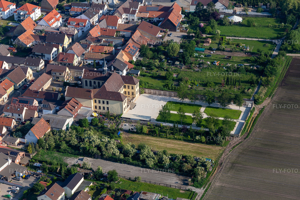 Luftbild: Schlossgarten Hallbergsches Schloß in Fußgönheim im Bundesland Rheinland-Pfalz in Deutschland. Foto: IMG_114201.jpg vom 26.05.2019 durch Werner Riehm/FLY-FOTO.de