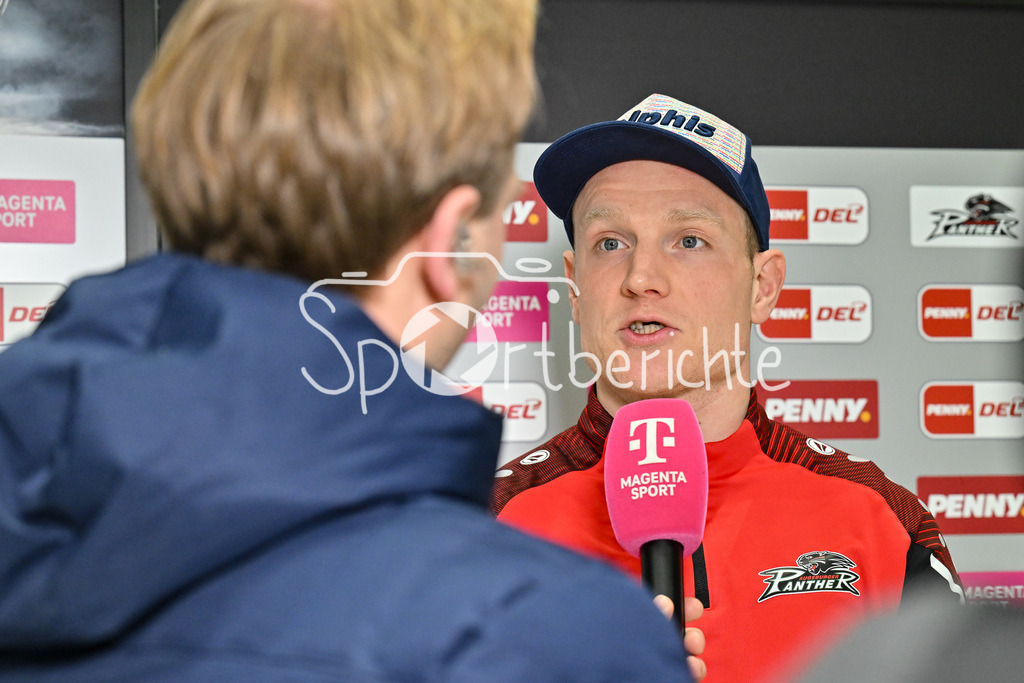 Augsburger Panther - Adler Mannheim | im Bild Alexander OBLINGER (Augsburger Panther #50) beim Interview von MagentaSport / DEL: Augsburger Panther - Adler Mannheim, Curt Frenzel Stadion am 26.12.2024