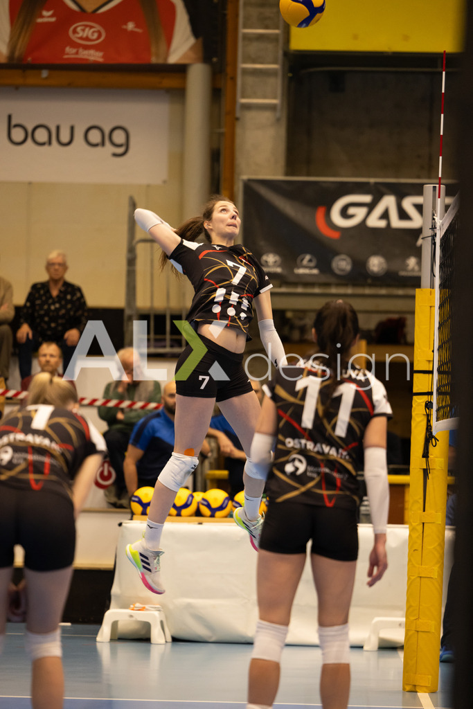Volleyball I Frauen I Saison 2025-2026 I CEV Volleyball Challenge Cup 2026 | Women I 16th Finals I VC Kanti Schaffhausen - TJ Ostrava I 03.12.2025 | TJ Ostrava - 7 Andrea Štrbová (SVK) – Diagonalangriff - Realisiert mit Pictrs.com