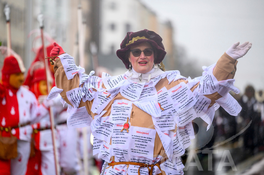 _DWA2320 | Trotz Nieselregen schlängelte sich der „Gaudiwurm“ am Sonntag durch die Nürnberger Innenstadt an tausenden Faschingsfans vorbei.  Nürnberg, 11.02.2024 - Realisiert mit Pictrs.com