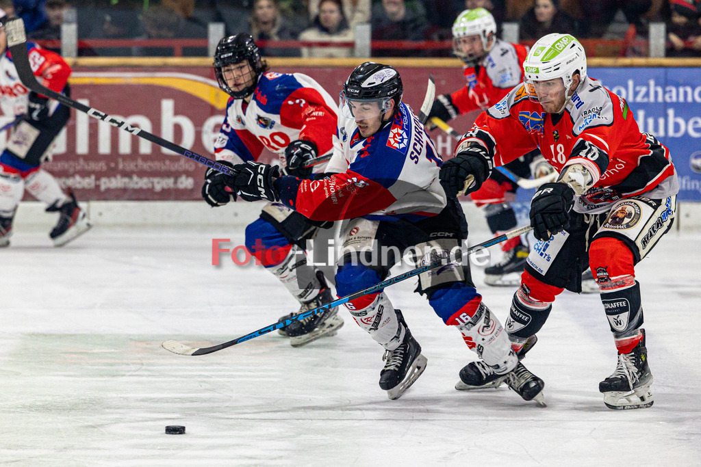 TSV Peißenberg Miners vs ESC Dorfen Eispiraten | Eishockey Bayernliga 2023/2024, TSV Peißenberg Miners vs ESC Dorfen Eispiraten, 20231229,
Duell zwischen Sandro SCHROEPFER (Eispiraten 16) und Valentin HÖRNDL (Miners 18),
2023-12-29 in Peißenberg (Eisstadion)
16 Sandro SCHROEPFER (Eispiraten 16), 18 Valentin HÖRNDL (Miners 18)
Copyright: WolfgangxLindner foto-lindner.de