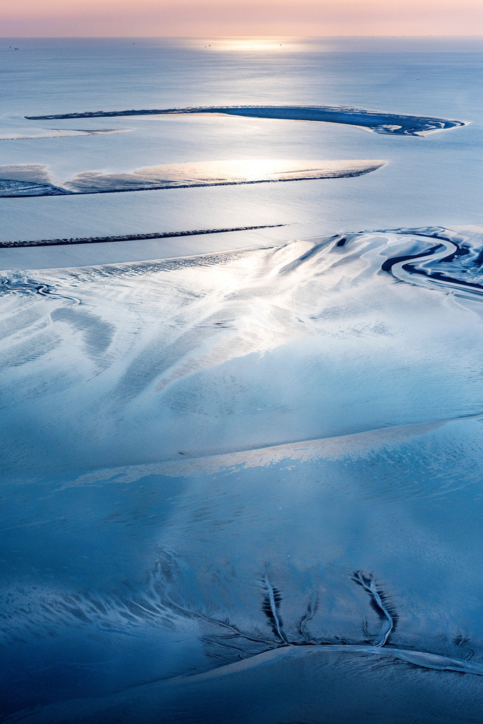 dr__0056995.jpg | FRIEDRICHSKOOG 17.09.2020 Sandbank- Landfläche durch Strömungen unter der Meeres- Wasseroberfläche in Friedrichskoog im Bundesland Schleswig-Holstein, Deutschland. // Sandbank- land area by flow under the sea water surface in Friedrichskoog in the state Schleswig-Holstein, Germany. Foto: Daniel Reiter