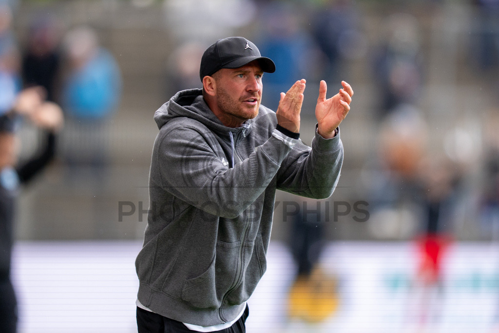 Stuttgarter Kickers vs. SG Sonnenhof Großaspach, Fussball, Regionalliga Suedwest, 34. Spieltag, 16.05.2026 | Pascal Reinhardt (Trainer SG Sonnenhof Großaspach) pusht sein Team,Stuttgarter Kickers vs. SG Sonnenhof Großaspach, Fussball, Regionalliga Suedwest, 34. Spieltag, 16.05.2026